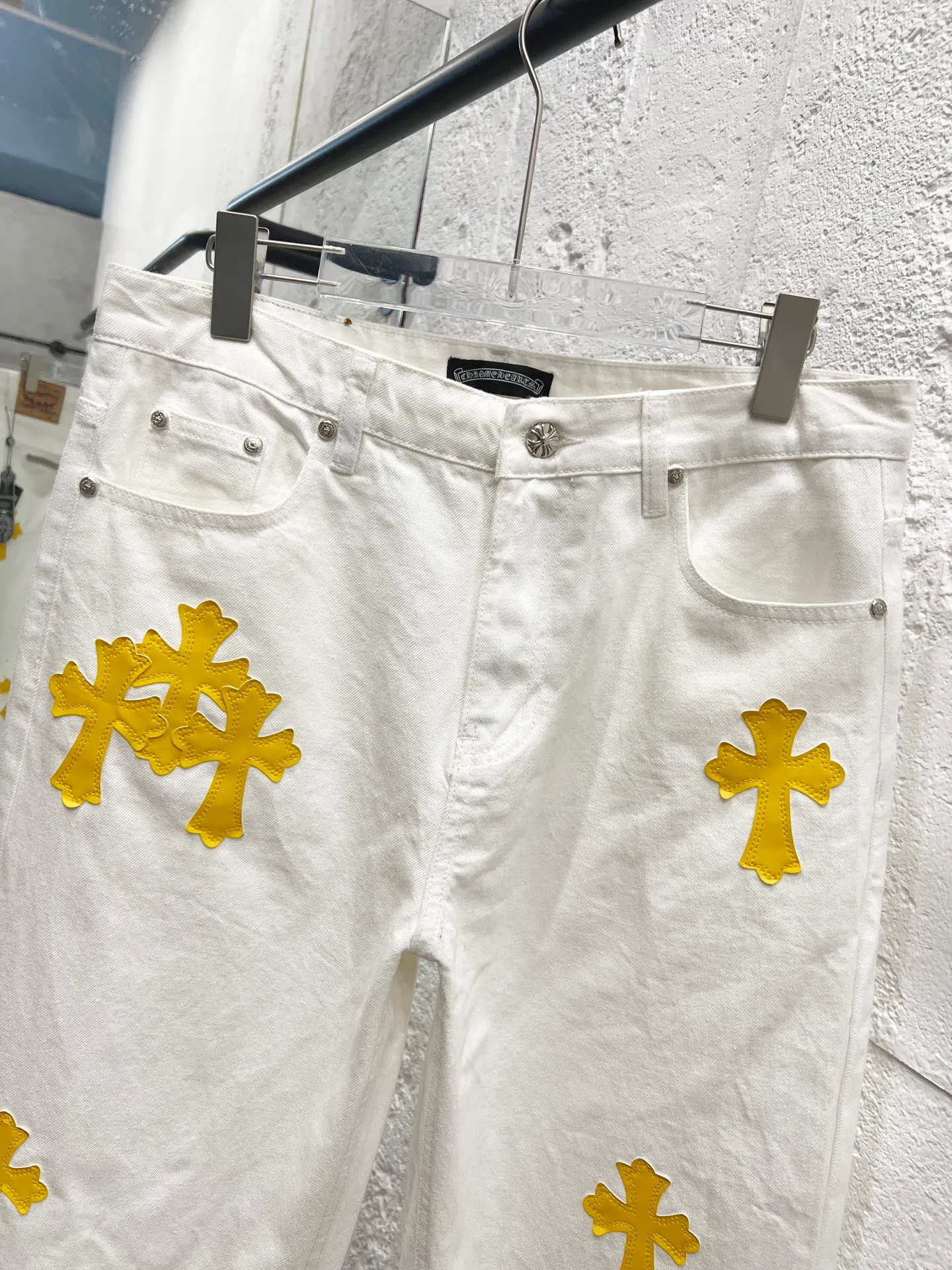 P230 Style number: H850 Chrome hearts & Chrome hearts 25ss yellow cross patch leather jeans Chrome hearts’ logging pants are here! ! ! CH Croix Heart Double Knee Cross Patch Leather Bo1 Style Logging Pants Straight-leg Work Pants B136 Croix Heart Cross Sanskrit Overalls Price 24W Level, patchwork cross pattern embellishment, high-waisted washed jeans! ! Absolutely high-end luxury products, 1.9W level god-level single products, super popular products, made by top heavy industry, not to be missed. About Zangyin, this is an extremely luxurious fashion brand, which can also be called the nobles of the high street. It has always been an exclusive brand of some hipsters or rich second generation. Compared with ordinary high streets, it is more luxurious and noble. Compared with luxury brands, it has a more fashionable personality and has always been a brand that I have a special liking for. Imported yarn is custom-woven into a high-density twill canvas. While ensuring a stiff silhouette, the fabric feels very delicate. It follows the B01 classic silhouette. The upper body is stiff and stylish. The ready-made garments are stone-ground and fermented and can be matched with any style. Buttons and zinc-brushed washable genuine YKK retro metal products. Double-layered canvas on the front. Perfect details. All hardware is perfect. Size: 30-32-34-36 Color: white pants and yellow leather